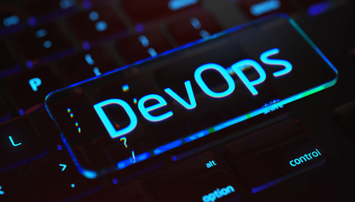 The word DevOps on a keyboard represents an optimized software development process